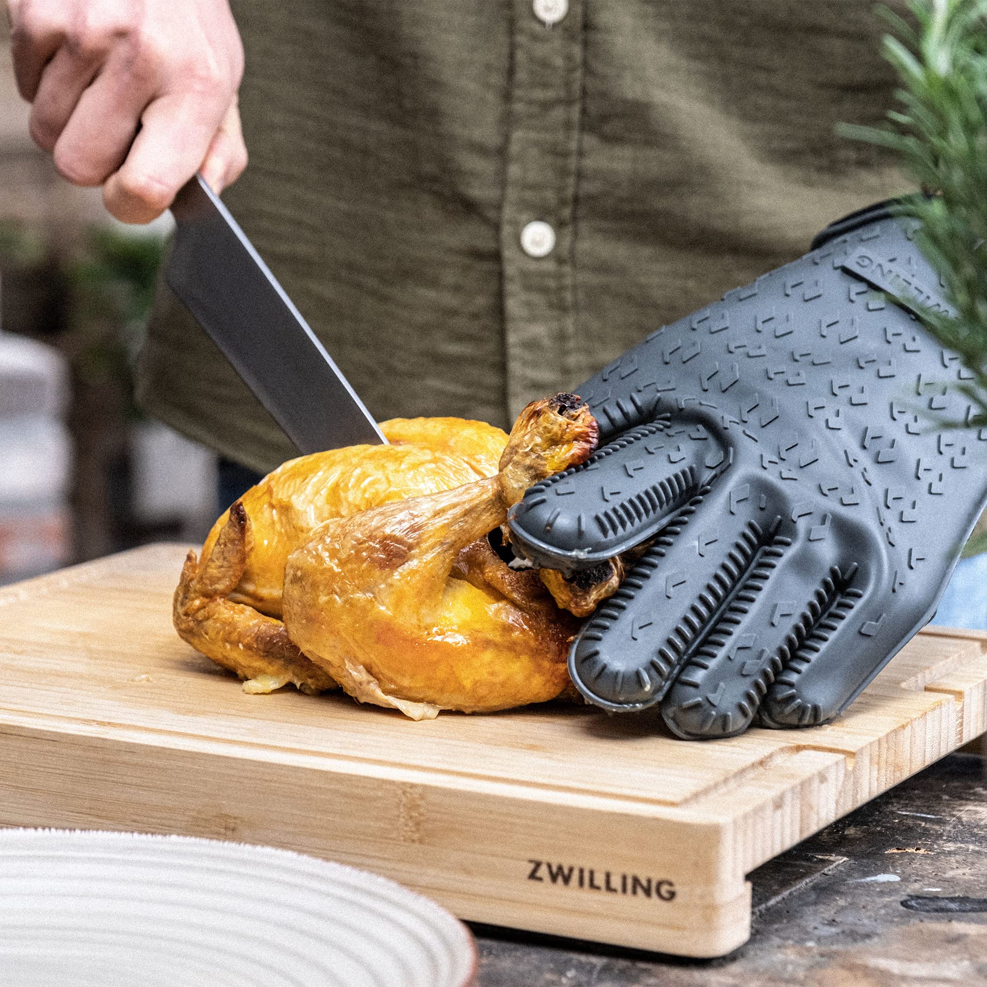 ZWILLING BBQ+ 3-pc Silicone Grill Mat & Gloves Set - Image 3